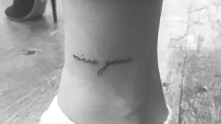 Hailey Bieber tatuagem Minas Gerais