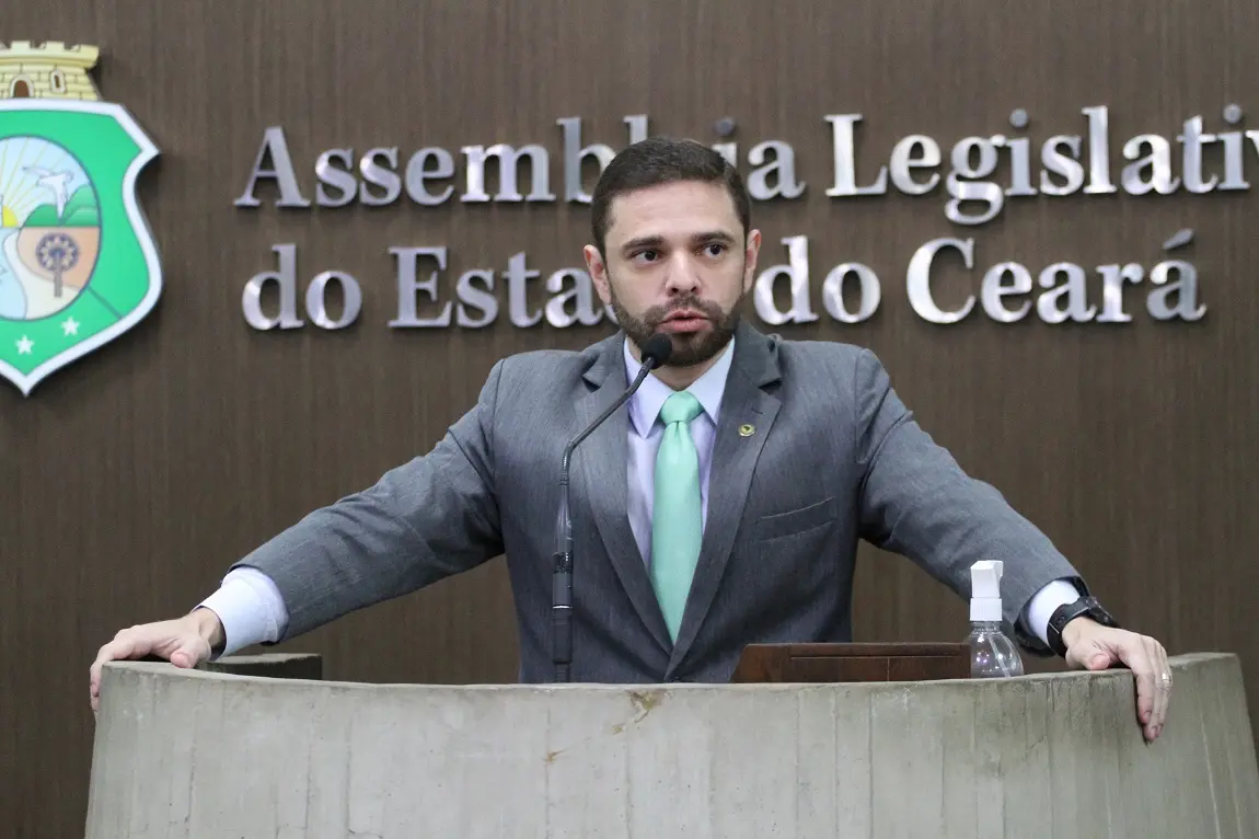 Imagem da notícia Líder do Governo rebate ataque de Domingos Filho sobre cooptação de prefeitos: 'achacador político' 