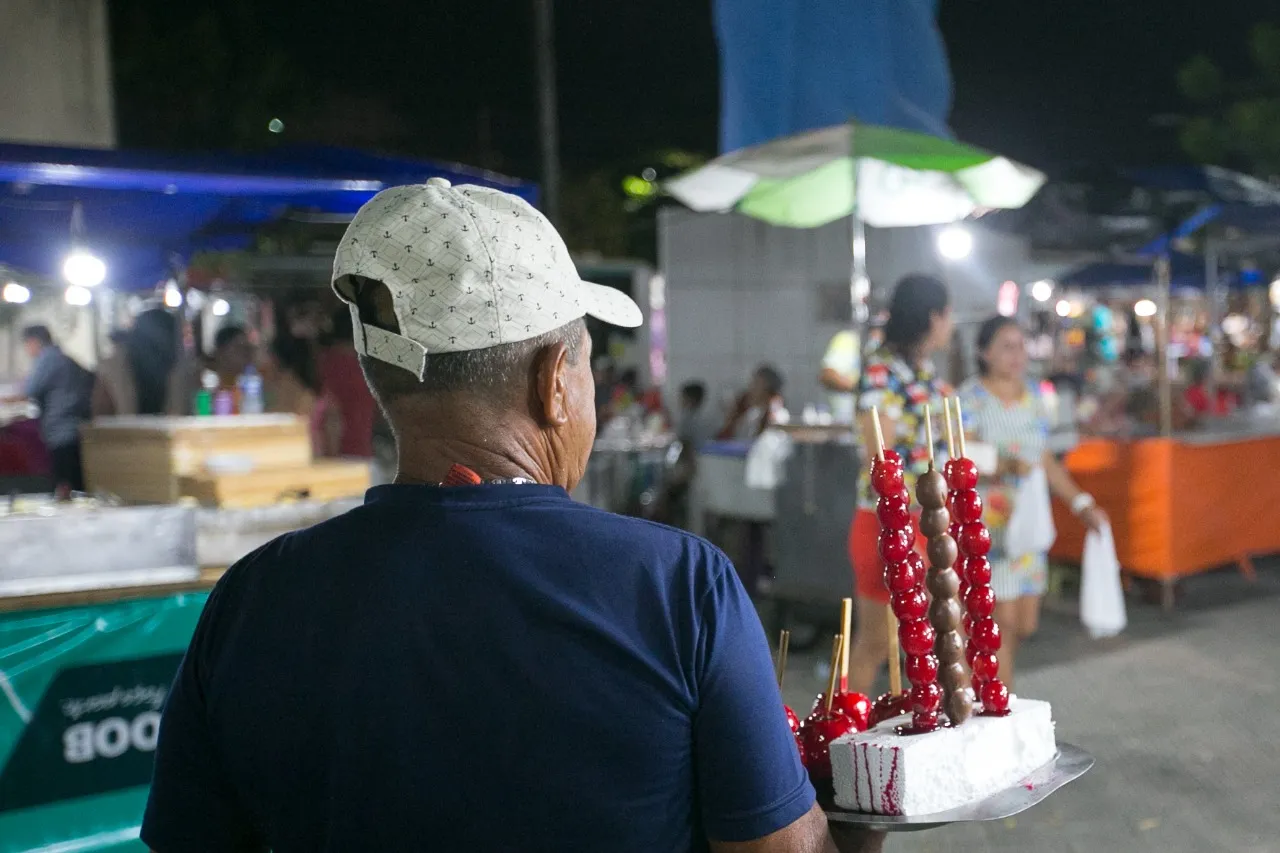 Quitutes como maçã do amor e uva no palito são dois dos produtos comercializados nas quermesses