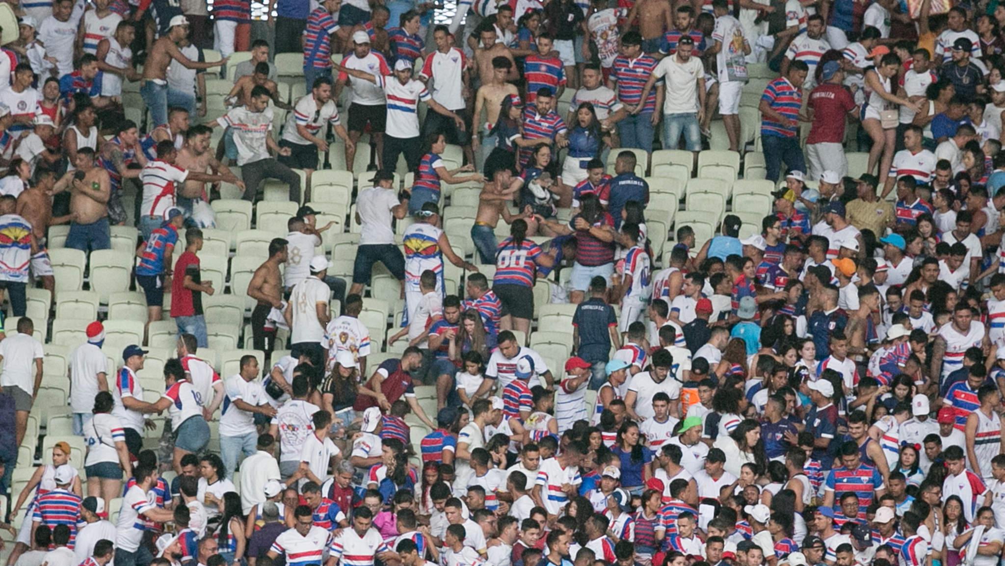 Funcionário do Ceará joga sal grosso na Arena Castelão antes de jogo com  Cuiabá - Jogada - Diário do Nordeste