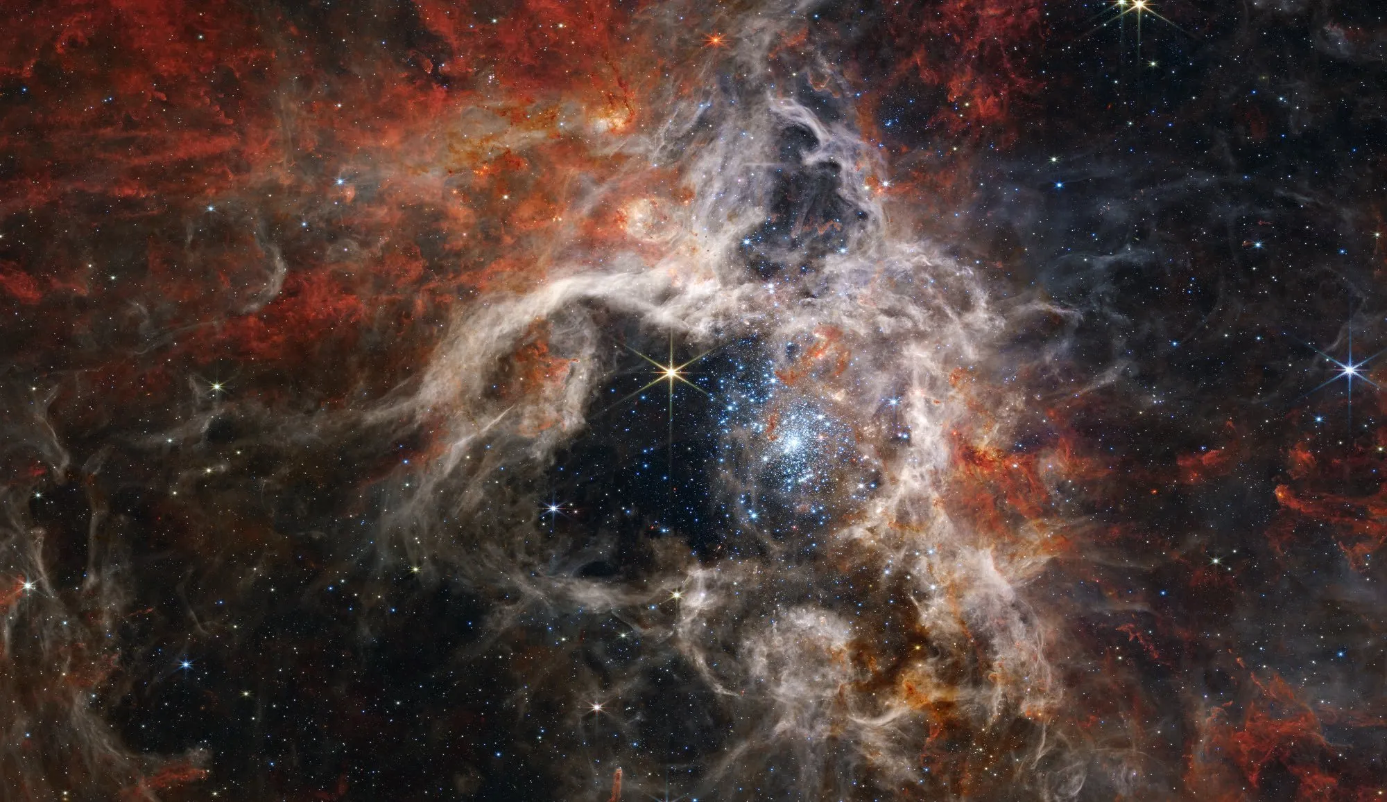 Foto do telescópio de milhares de estrelas jovens na Nebulosa da Tarântula
