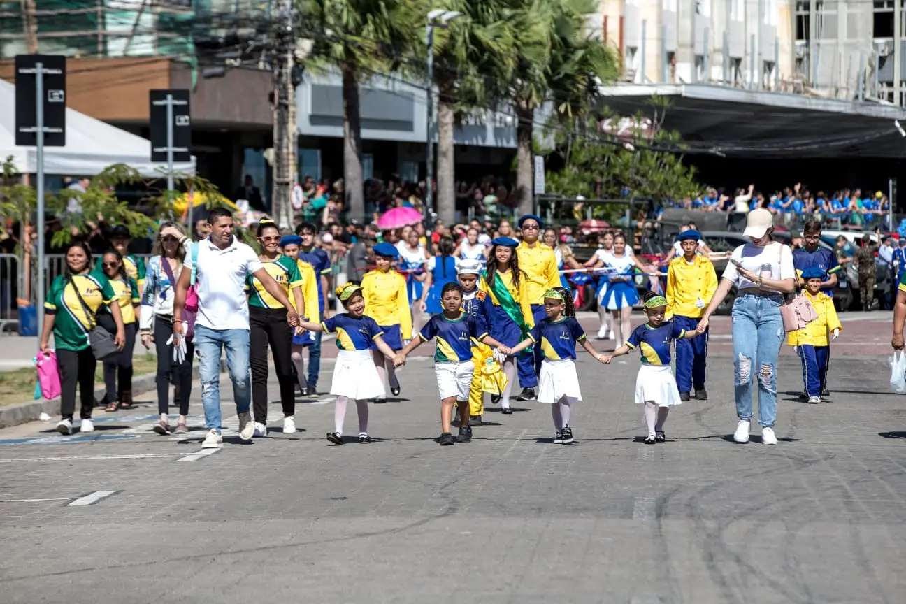Crianças de cerca de cinco anos durante o desfile