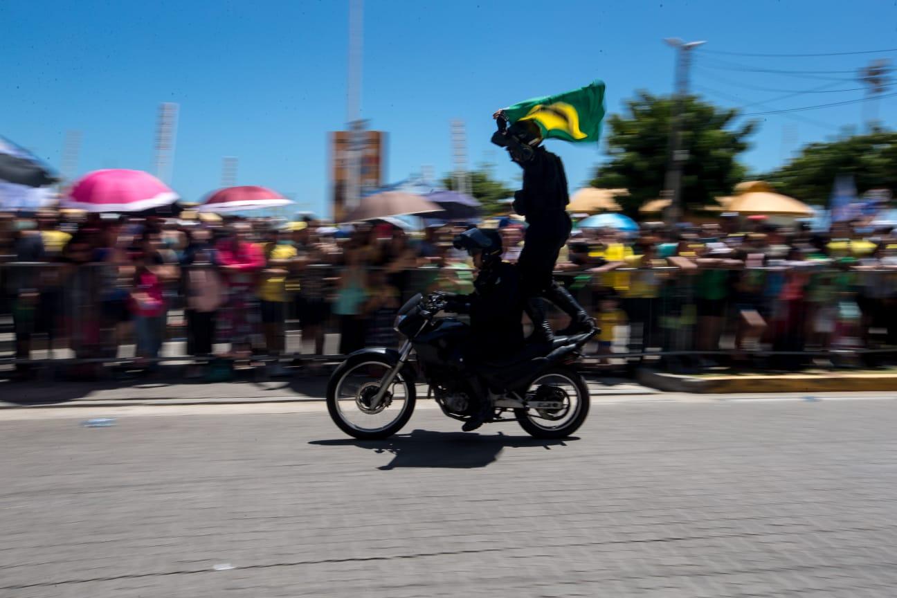 Motoqueiro segura bandeira do Brasil