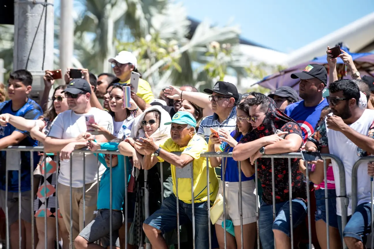 Público assiste ao desfile