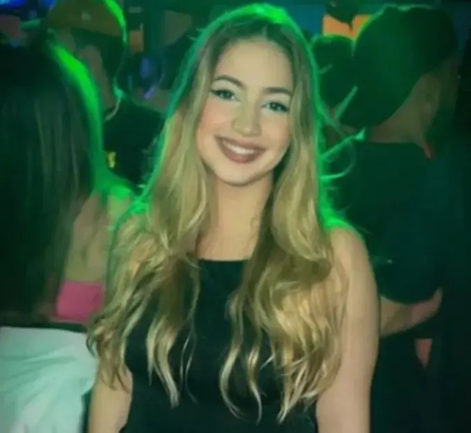 Vítima é uma mulher branca e loira.