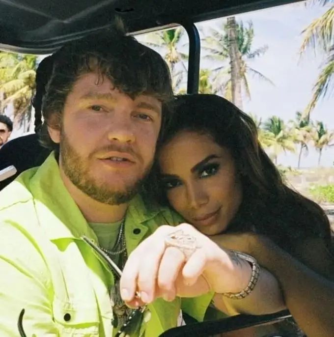 Fotos de Murda Beatz e Anitta abraçados
