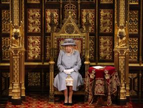 Rainha Elizabeth ii sentada no trono soberano em maio de 2021