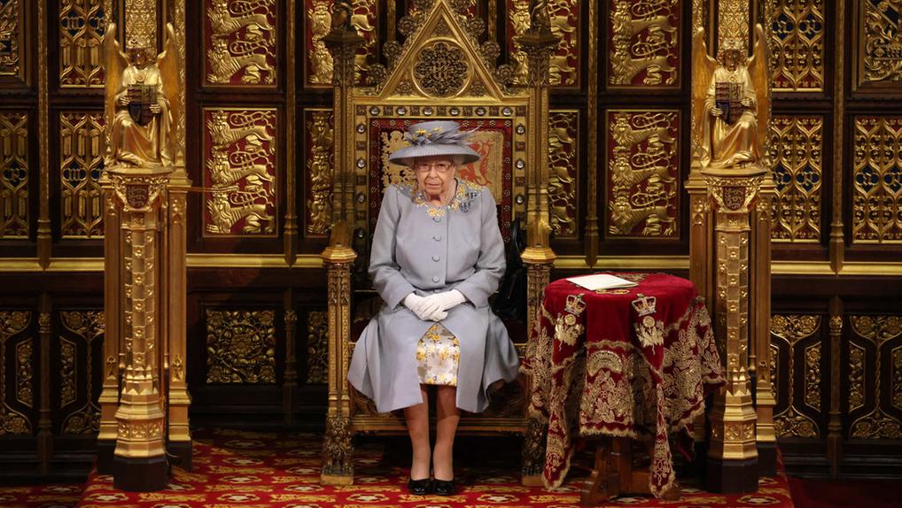Rainha Elizabeth ii sentada no trono soberano em maio de 2021