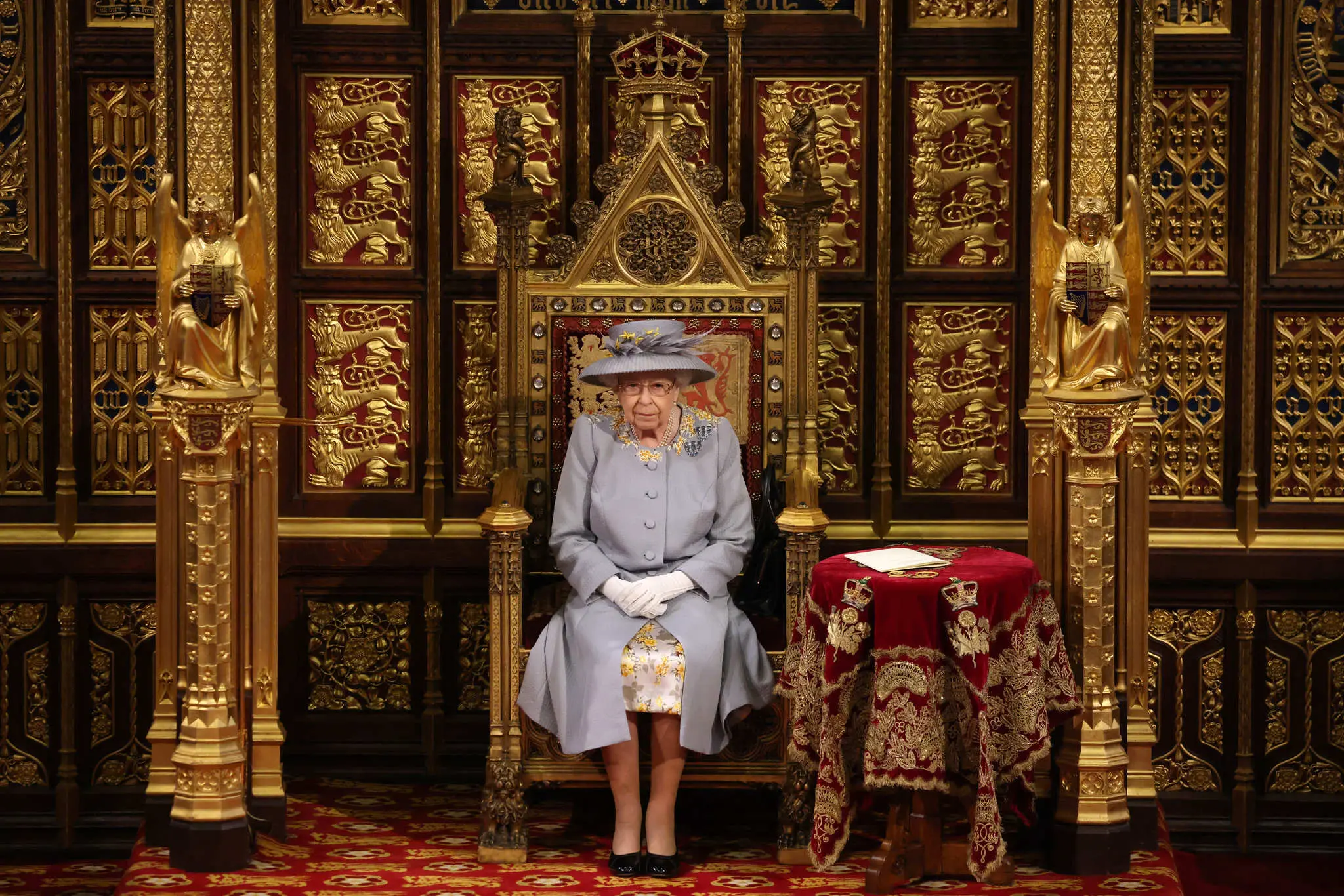 Rainha Elizabeth ii sentada no trono soberano em maio de 2021