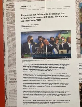 Recorte de notícia que compõe a exposição