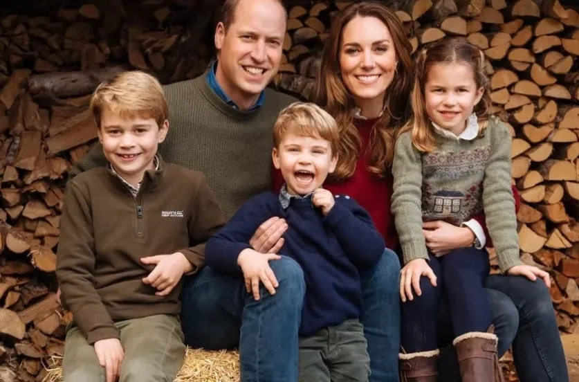 Depois de príncipe William, estão na linha de sucessão: George, Charlotte e Louis, filhos do monarca.