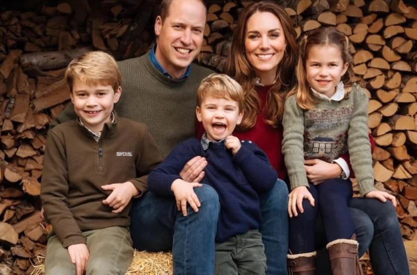 Família de príncipe William. Ao seu lado está Kate Middleton. Embaixo estão as crianças: George, Louis e Charlotte.