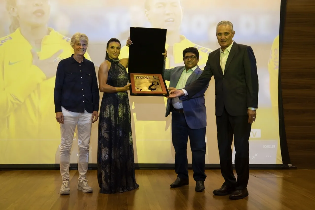 Marta também recebeu uma placa em homenagem a seus feitos pela Seleção Brasileira de Futebol