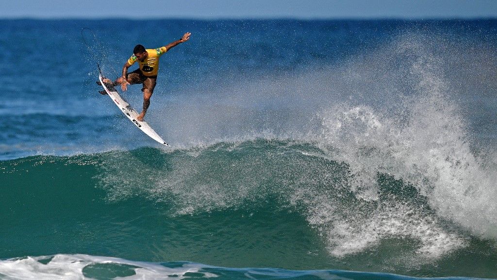 Filipe Toledo vence Italo e é campeão mundial de surfe pela 1ª vez
