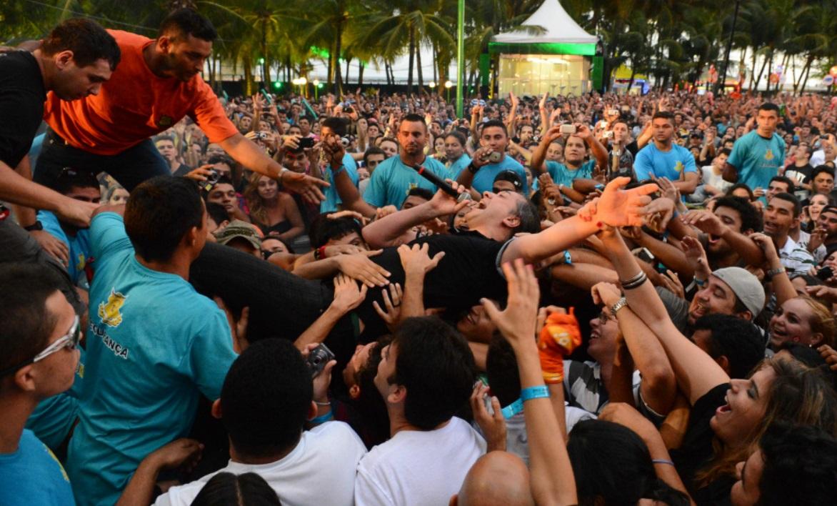 Vocalista do Biquíni Cavadão com público em uma das edições do evento