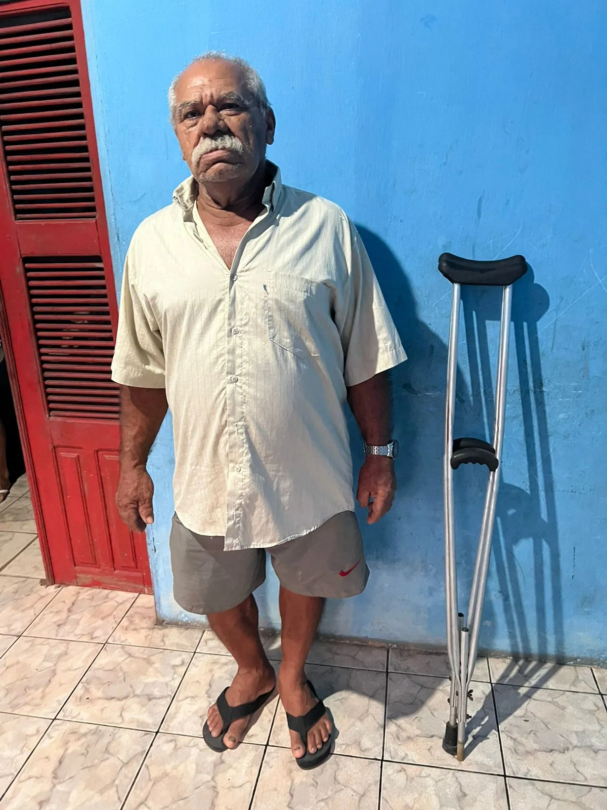 Raimundo afirma ter conseguido andar sem muletas após receber atendimento pela criança