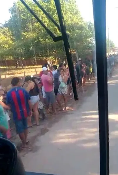 População forma fila em busca de atendimento para 