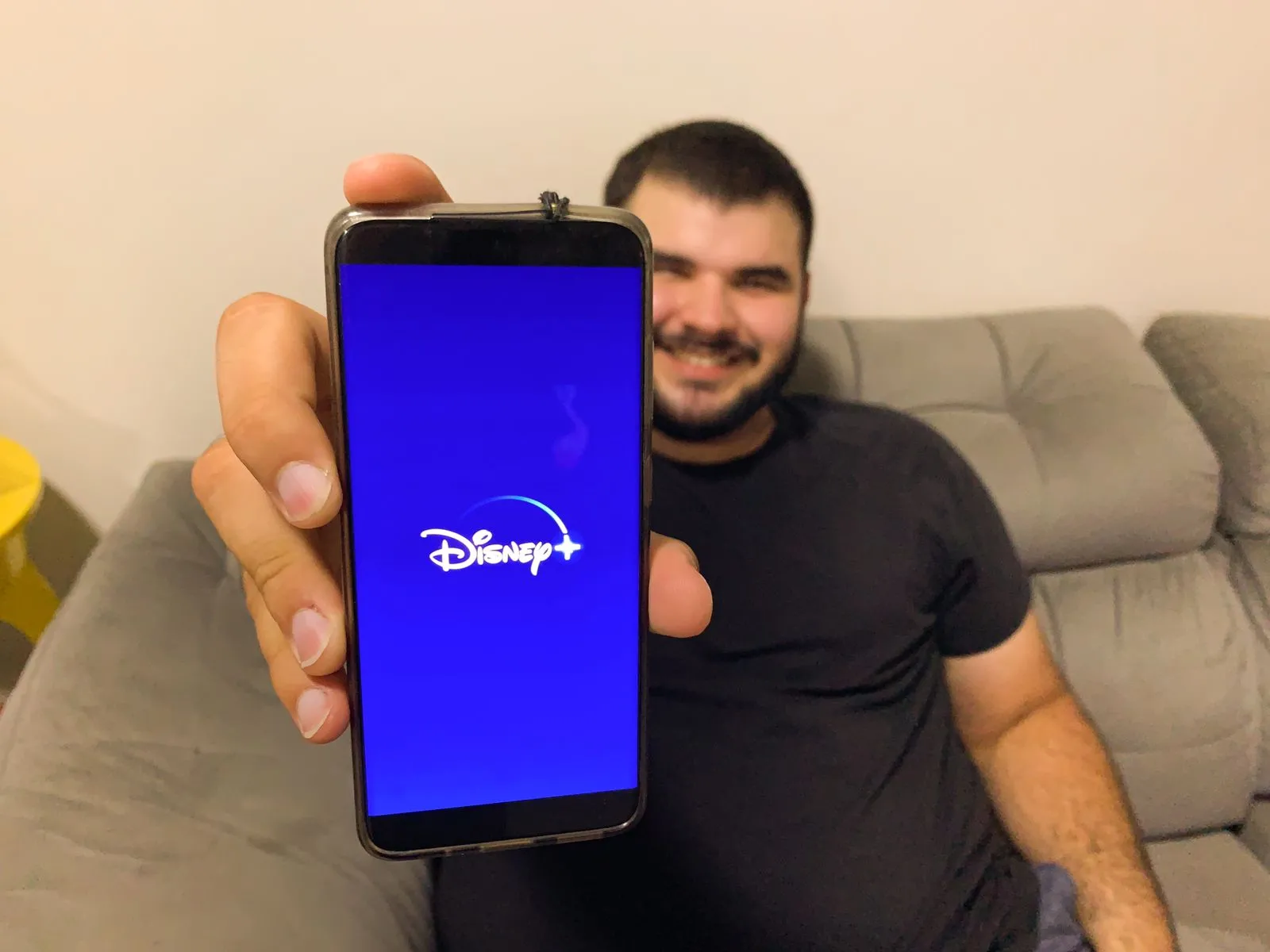 Thiago usa serviços de streaming pela conta de amigos e familiares, o que faz com que a despesa com o serviço seja menor