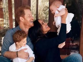 Harry e Meghan com os filhos Archie e Lilibet.