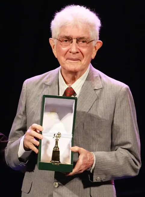 Arquiteto José Liberal de Castro recebendo homenagem no troféu Sereia de Ouro, em 2017