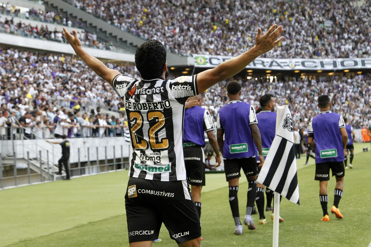 O atacante Zé Roberto marcou o segundo do Vozão no 1º tempo