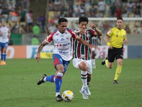 Atletas de Fortaleza e Fluminense disputam bola