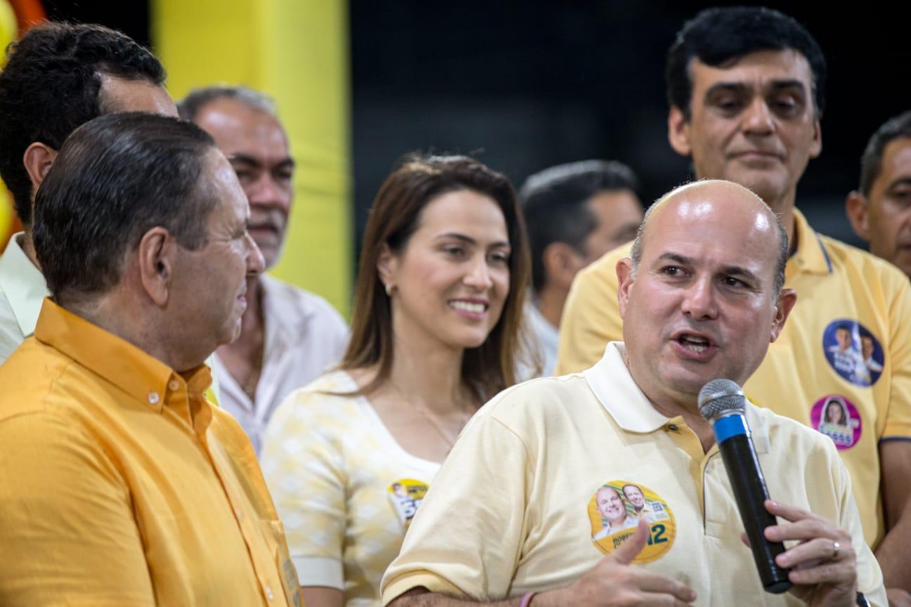 Roberto Cláudio com o candidato a vice, Domingos Filho, e a candidata ao Senado, Érika Amorim