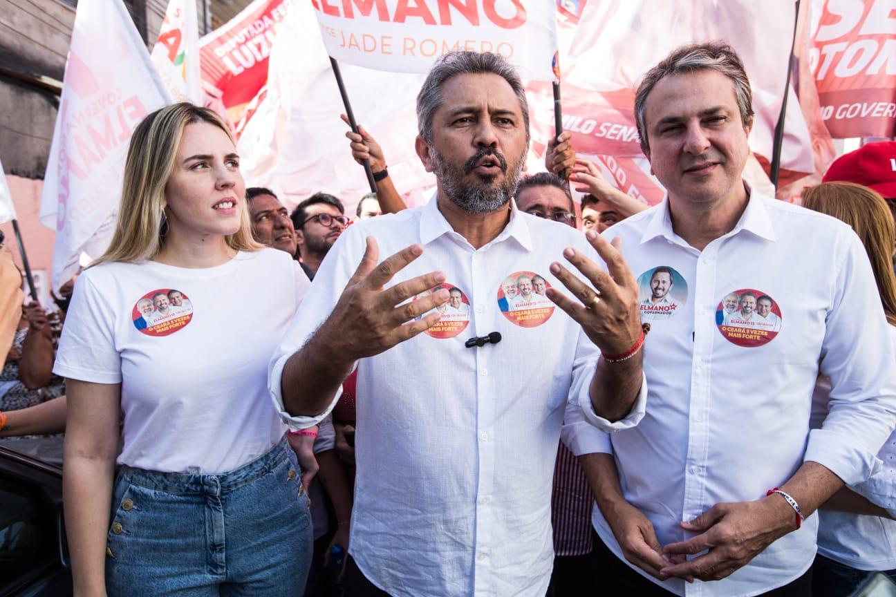 Elmano com a candidata a vice, Jade Romero, e o candidato ao Senado, Camilo Santana