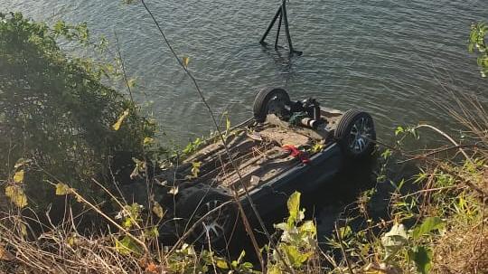 Homem perde controle e joga moto dentro de rio