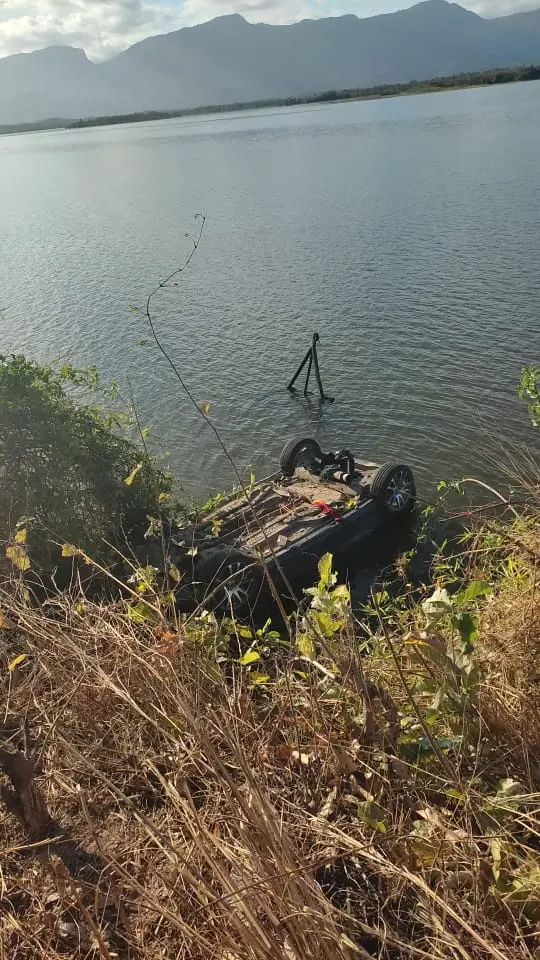Carro cai dentro de açude em Moraújo após motorista perder o controle da direção em11 de setembro 2022. Condutor morreu