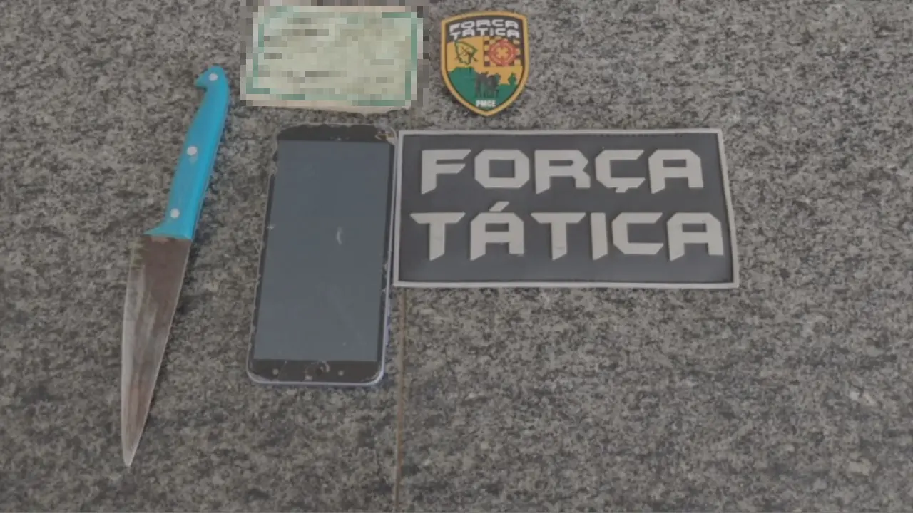 Na imagem estão uma faca, um celular, um RG e o brasão da PM.