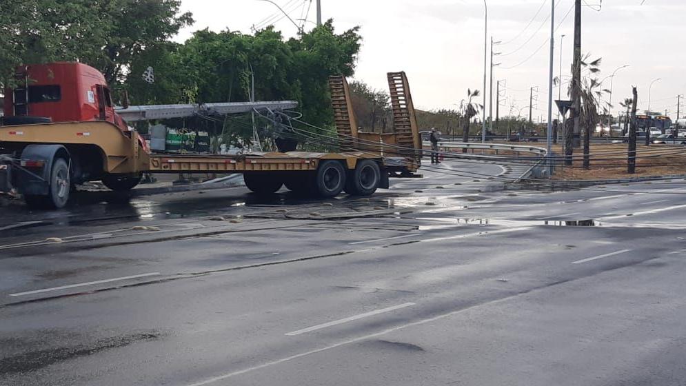 Imagem mostra trecho da Av. Raul Barbosa bloqueada após caminhão colidir com poste em Fortaleza, na madrugada de 13 de setembro