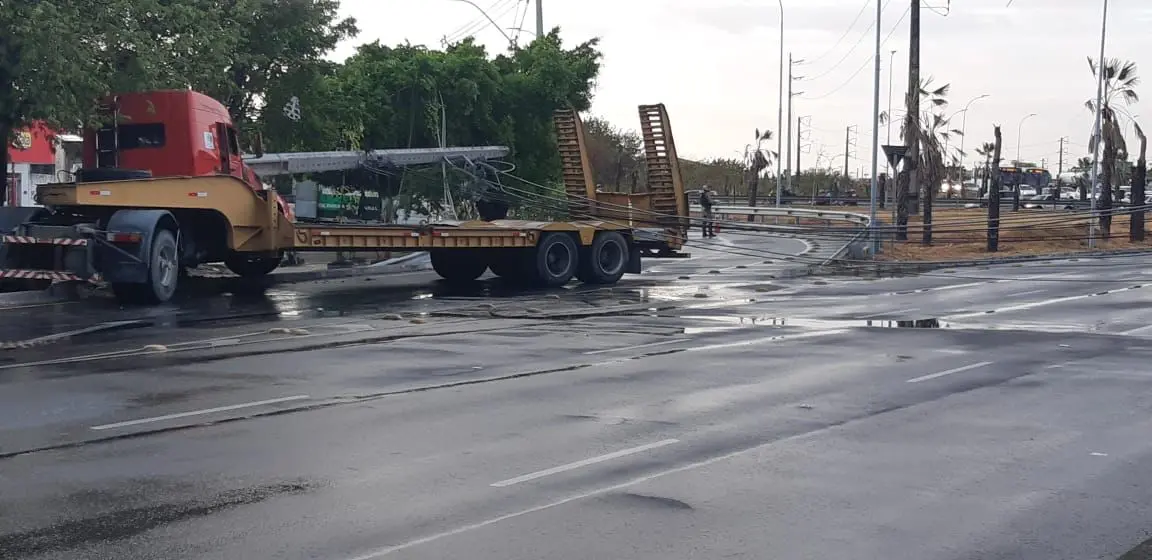 Imagem mostra trecho da Av. Raul Barbosa bloqueada após caminhão colidir com poste em Fortaleza, na madrugada de 13 de setembro