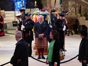 O rei Charles III da Grã-Bretanha, a princesa Anne da Grã-Bretanha, a princesa real, o príncipe Edward da Grã-Bretanha, conde de Wessex e o príncipe Andrew da Grã-Bretanha, duque de York, participam de uma vigília na Catedral de St Giles, em Edimburgo, em 12 de setembro , 2022, onde o caixão da rainha Elizabeth II da Grã-Bretanha está em repouso