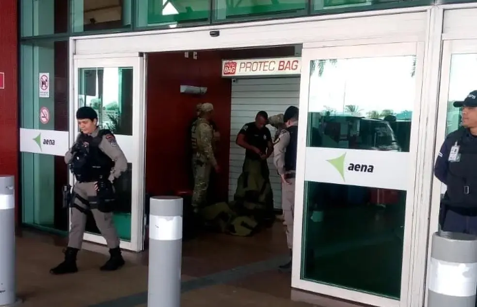Polícia na entrada do Aeroporto de Maceió.