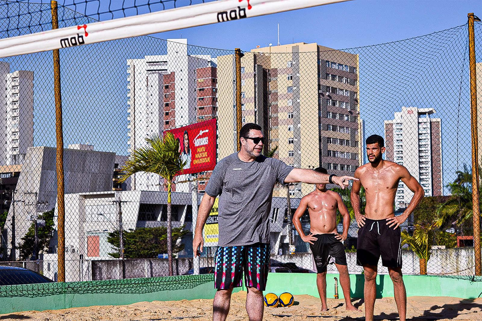 Marcelo Negrão em ação durante treino da Rede Cuca Vôlei