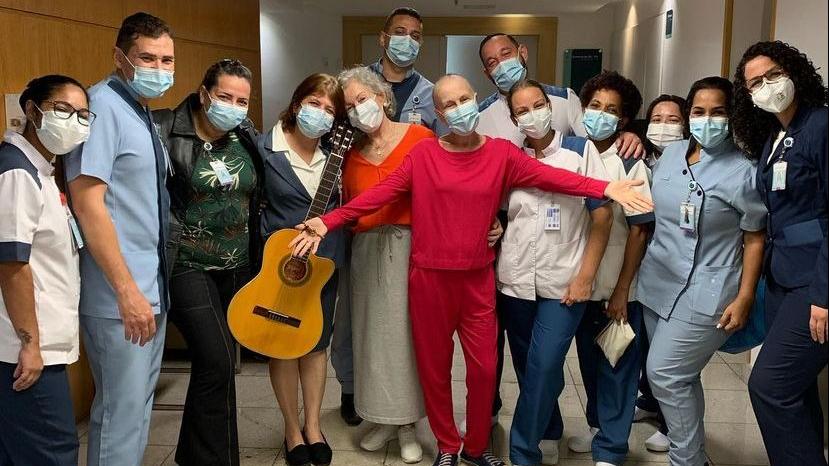 Susana Naspolini em foto com equipe do hospital onde estava internada com câncer