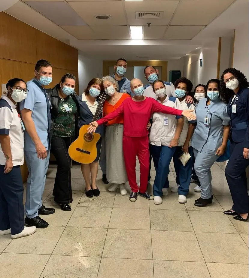 Susana Naspolini em foto com equipe do hospital onde estava internada com câncer