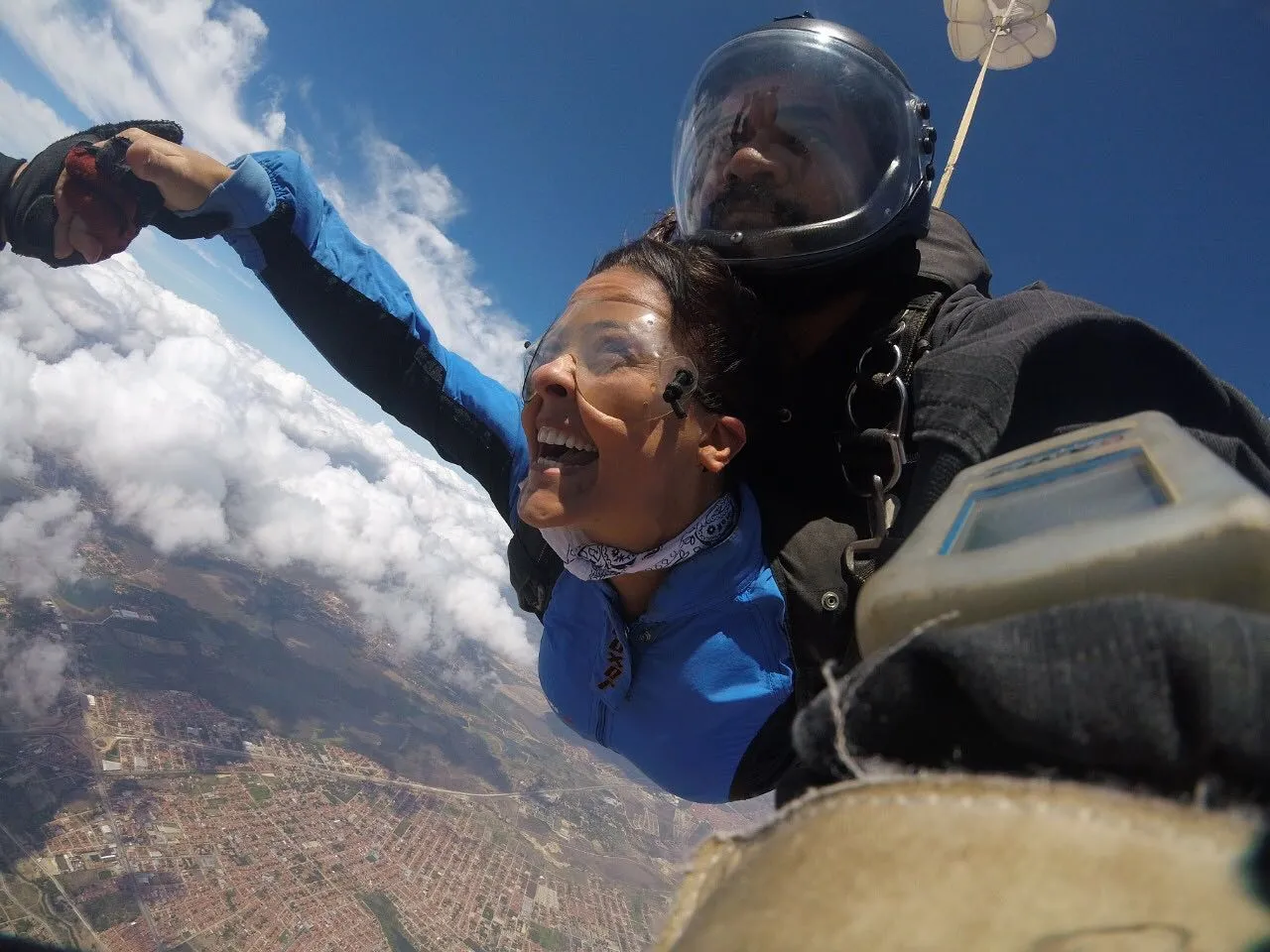 Saindo do Aeródromo Feijó, em Fortaleza, voos de paraquedas são garantia de muita adrenalina, emoção e liberdade