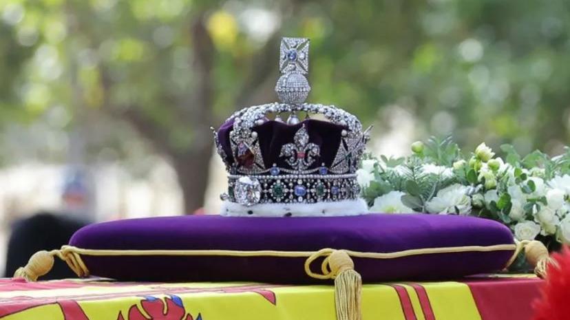 coroa real britânica sobre o caixão de rainha Elizabeth II