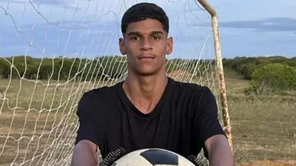 Imagem mostra homem segurando bola