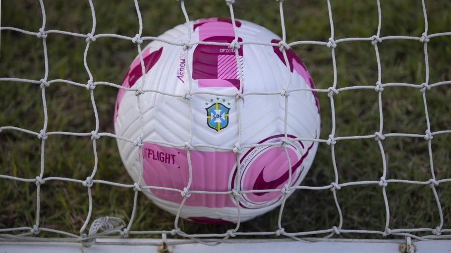 FOTO: Federação Mexicana de Futebol lança bola rosa