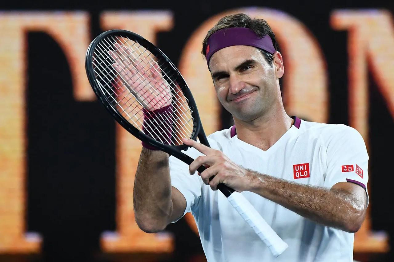 Roger Federer em ação durante partida de tênis