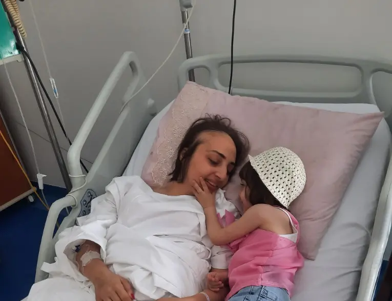 Irmã de Sali Hafiz internada no hospital.