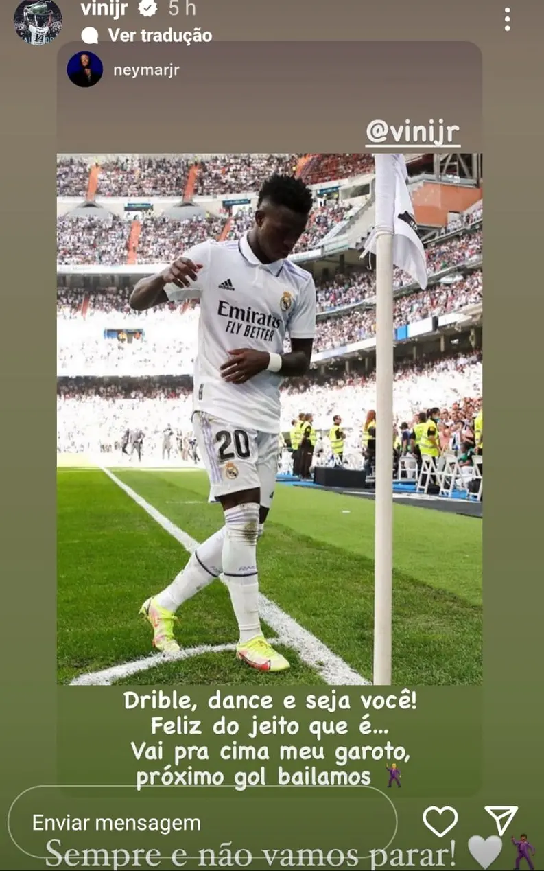 Imagem mostra jogador de futebol perto da bandeirinha