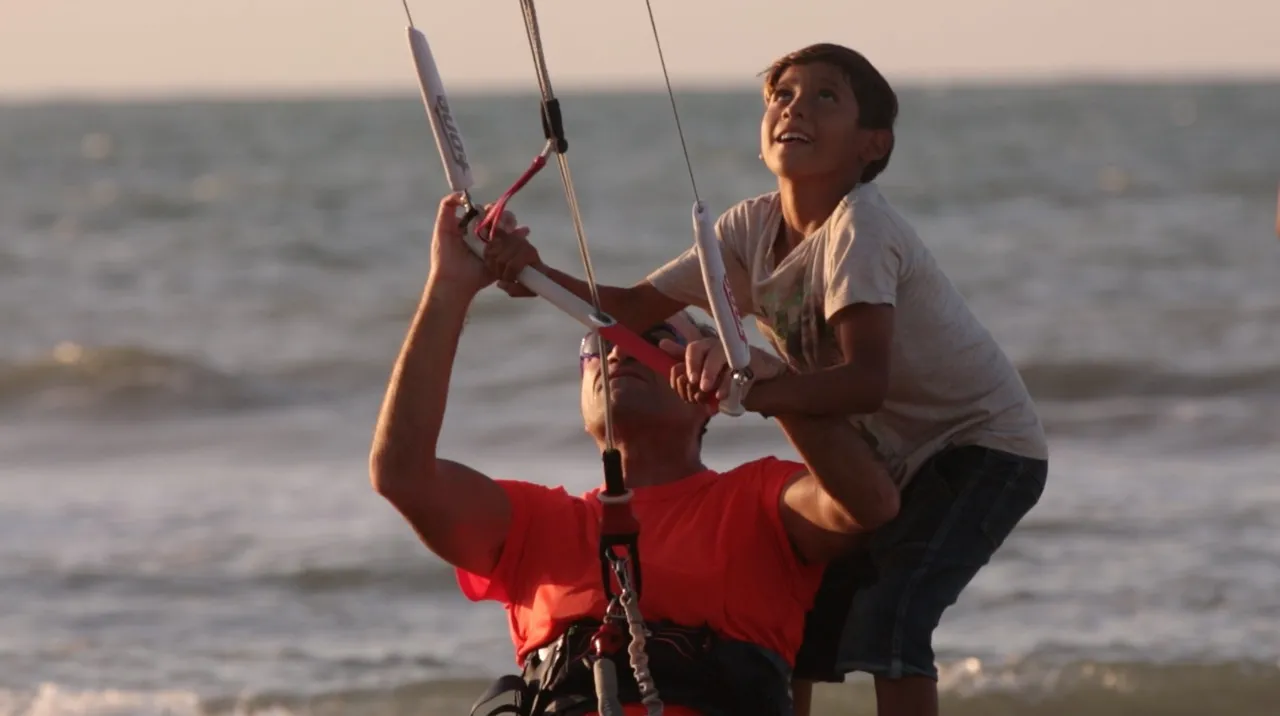 Marco e seu filho praticando Kitesurf