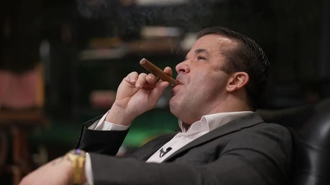 Thiago Brennand fumando um charuto