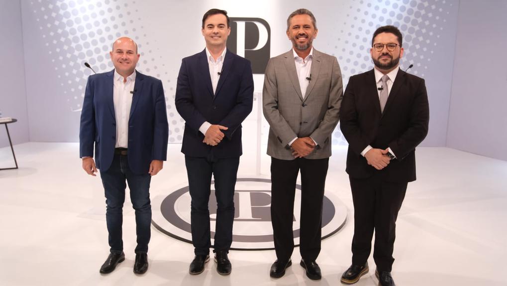 Roberto Claudio, Capitão Wagner, Elmano e o apresentador Inácio Aguiar no estúdio do debate PontoPoder