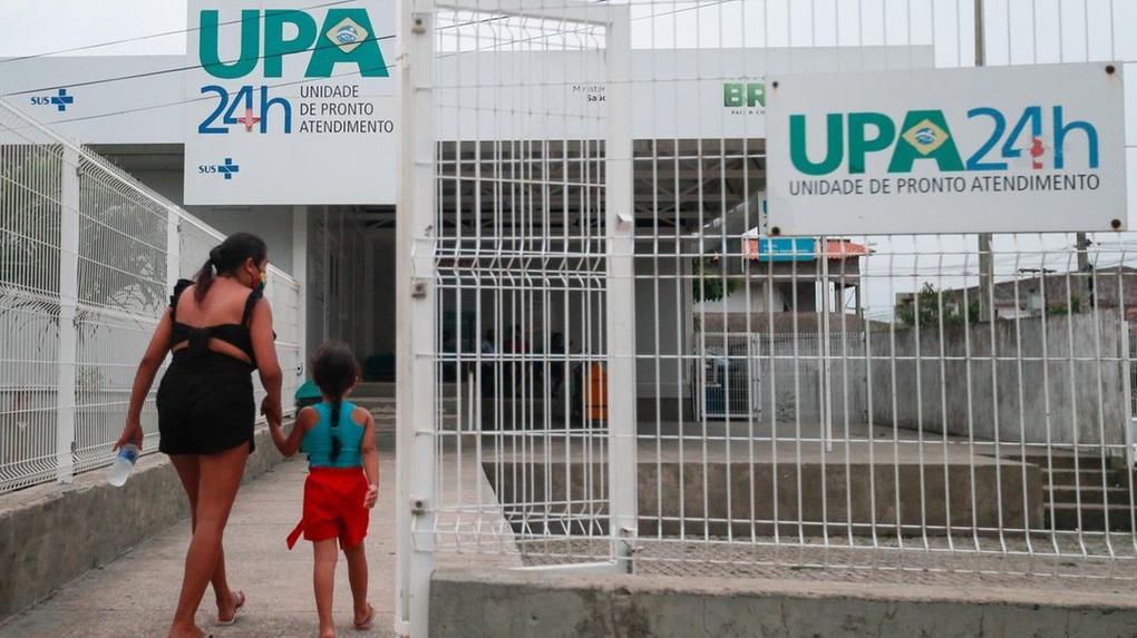 Mãe leva filha a uma UPA em Fortaleza.