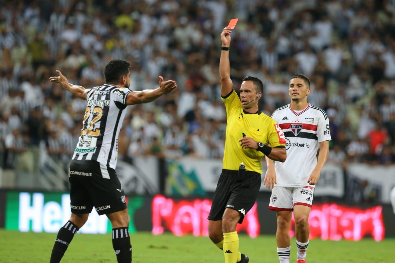 Imagem mostra juiz de futebol mostrando cartão vermelho